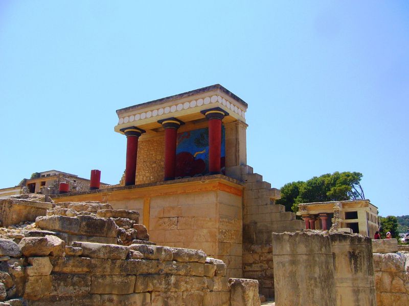 wonders of knossos palace ruins of knossos palace picturing the two famous red columns.