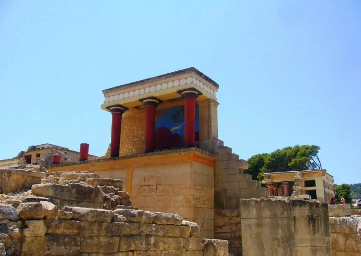 wonders of knossos palace ruins of knossos palace picturing the two famous red columns.